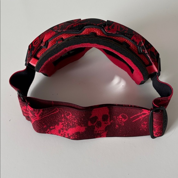 Red and Black ski Goggles - Picture 1 of 3